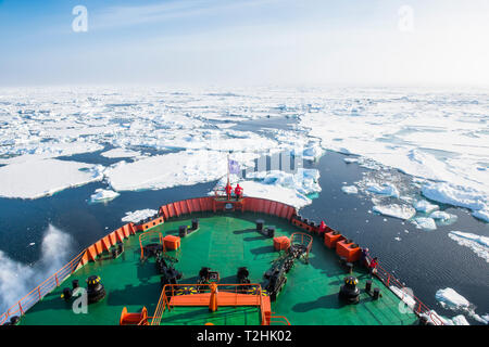 Die Menschen genießen die brechen das Eis an Bord eines Eisbrechers, Nordpol, Arktis Stockfoto