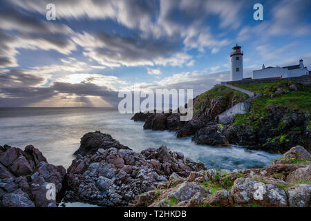 Sonnenaufgang über dem Atlantik und Fanad Head Lighthouse im County Donegal, Ulster, Republik Irland, Europa