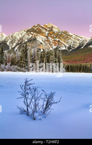 Pyramid Lake im Winter, Jasper National Park, Alberta, Kanada Stockfoto