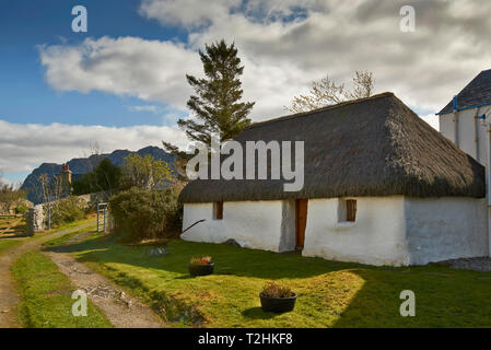 PLOCKTON LOCH CARRON WESTER ROSS SCHOTTLAND ALTE ERHALTENE REETDACHHÄUSER AM UFER Stockfoto