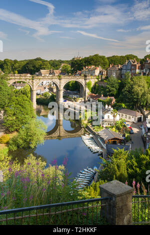 Ruderboote und Viadukt über den Fluss Nidd in unteren Nidderdale auf einem Mitte Sommer sonnigen Tag, Knaresborough, Borough von Harrogate, North Yorkshire, Großbritannien Stockfoto