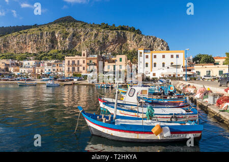 Bunte Boote ankern im Hafen von Mondello mit Blick auf Mount Gallo im Hintergrund, Palermo, Sizilien, Italien, Europa Stockfoto