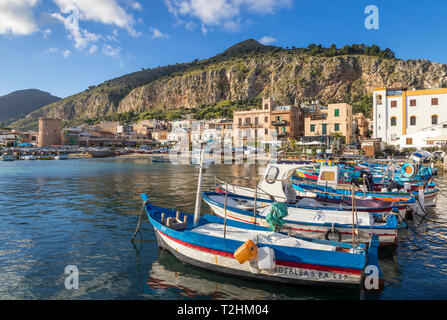 Bunte Boote ankern im Hafen von Mondello mit Blick auf Mount Gallo im Hintergrund, Palermo, Sizilien, Italien, Europa Stockfoto