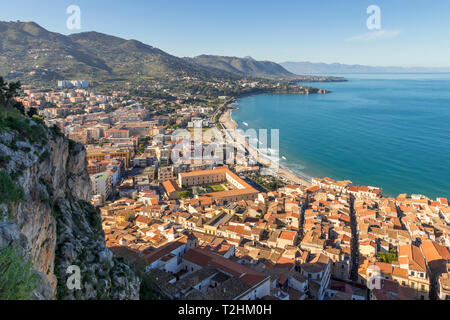 Blick vom Rocca di Cefalù auf die Stadt und den Strand, Cefalu, Sizilien, Italien, Europa Stockfoto