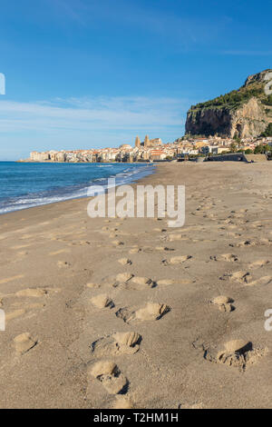 Die Kathedrale und die Altstadt vom Strand aus gesehen, Cefalu, Sizilien, Italien, Europa Stockfoto