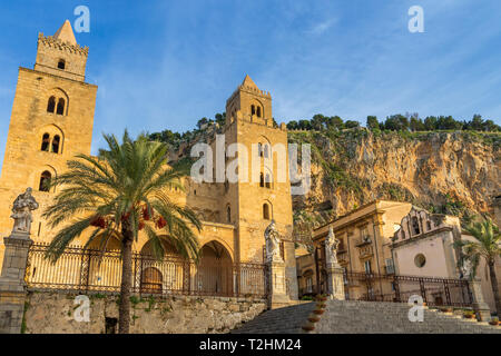 Die Kathedrale von Cefalù mit Rocca di Cefalù im Hintergrund bei Sonnenuntergang, Cefalu, Sizilien, Italien, Europa Stockfoto