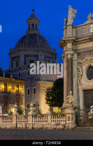 Die beleuchteten Dom und St. Agatha Abtei während der Blauen Stunde, Catania, Sizilien, Italien, Europa Stockfoto