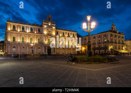 Die beleuchteten Universität Catania am Universitätsplatz während der Blauen Stunde, Catania, Sizilien, Italien, Europa Stockfoto