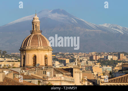 Die Kuppel der St. Michael Kirche und den Ätna im Hintergrund, Catania, Sizilien, Italien, Europa Stockfoto