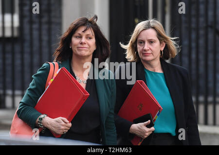 Minister für Energie und saubere Wachstum Claire Perry und Arbeit und Renten Sekretär Amber Rudd verlassen Downing Street, London, nach einer Kabinettssitzung. Stockfoto