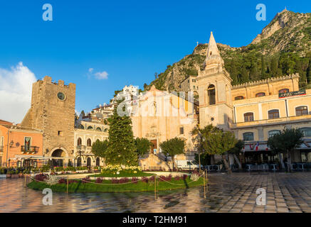 San Guiseppe Kirche und der Glockenturm Tor an der Piazza IX Aprile, Taormina, Sizilien, Italien, Europa Stockfoto