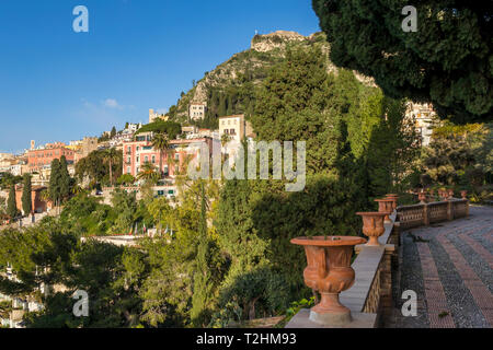 Blick aus dem öffentlichen Garten Parco Duca di Cesaro, Taormina, Sizilien, Italien, Europa Stockfoto