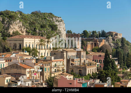 Blick auf Taormina und das antike griechische Theater, Taormina, Sizilien, Italien, Europa Stockfoto