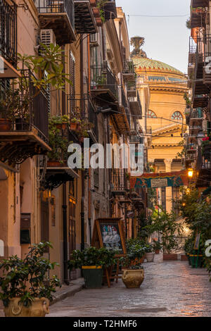 Die Massimo Theater (Teatro Massimo) aus einer Gasse, Palermo, Sizilien, Italien, Europa Stockfoto