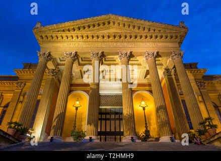 Die Massimo Theater (Teatro Massimo) während der Blauen Stunde, Palermo, Sizilien, Italien, Europa Stockfoto