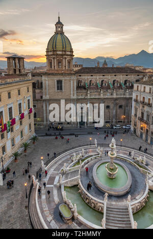 Hohe Betrachtungswinkel der Praetorian Brunnen (Fontana Pretoria) und San Giuseppe Dei Padri Teatini Kirche, Palermo, Sizilien, Italien, Europa Stockfoto