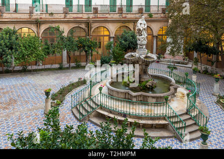 Brunnen im Innenhof der Santa Caterina d'Alessandria Kirche, Palermo, Sizilien, Italien, Europa Stockfoto