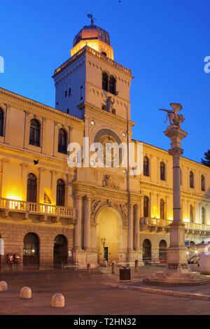 Die astronomische Uhr in der Abenddämmerung, Piazza dei Signori, Padua, Venetien, Italien, Europa Stockfoto