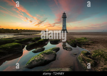 Barsch Rock Leuchtturm bei Sonnenuntergang, New Brighton, Cheshire, England, Vereinigtes Königreich, Europa Stockfoto