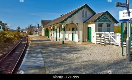 PLOCKTON LOCH CARRON WESTER ROSS SCHOTTLAND DER BAHNHOF HAUS UND PLATTFORM Stockfoto