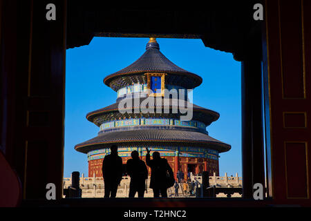 Touristen in Silhouette im Tempel des Himmels, UNESCO-Weltkulturerbe, Dongcheng, Peking, China Stockfoto