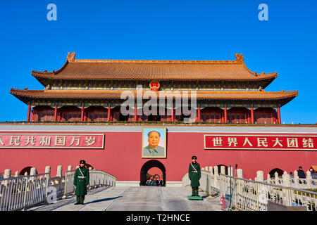 Security Guards am Tiananmen, oder das Tor des Himmlischen Friedens, die Verbotene Stadt, Beijing, China, Ostasien Stockfoto