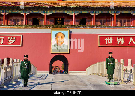 Security Guards am Tiananmen, oder das Tor des Himmlischen Friedens, die Verbotene Stadt, Beijing, China, Ostasien Stockfoto