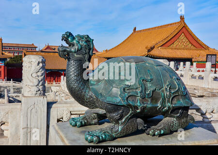 Reich verzierte Bronzestatue in der Verbotenen Stadt, Peking, China, Ostasien Stockfoto
