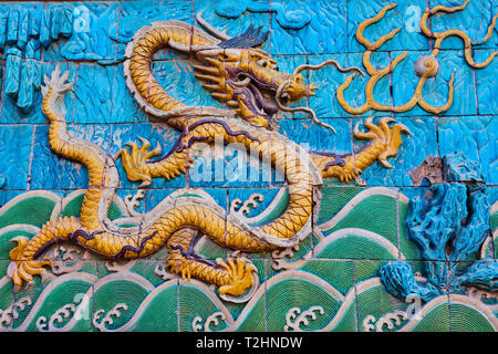 Die neun Drachen Bildschirm an der vorderen Wand des Palastes von ruhigen Langlebigkeit, die Verbotene Stadt, Beijing, China Stockfoto