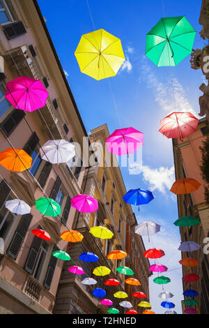 Bunte schwebende Schirme, Genua, Ligurien, Italien, Europa Stockfoto