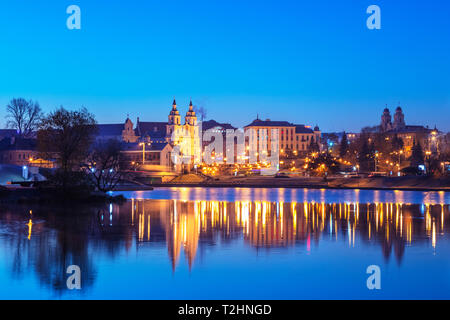 Trinity Suburb und Zentrale Minsk in der Svislach Fluss, Minsk, Belarus widerspiegelt, Osteuropa Stockfoto