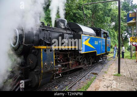 Dampflok auf der Nilgiri Mountain Railway, zwischen Ooty und Mettupalayam, Tamil Nadu, Indien, Südasien Stockfoto