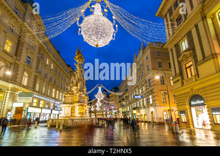 Ansicht der Weihnachtsbeleuchtung am Graben in der Dämmerung, Wien, Österreich, Europa Stockfoto