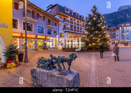 Anzeigen von Moena Stadtmitte bei Weihnachten, Provinz Trient, Südtirol, Italien, Europa Stockfoto