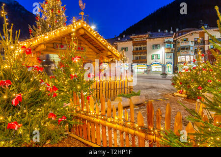 Blick auf die Krippe und Weihnachtsbaum in Moena Stadtmitte bei Dämmerung, Provinz Trient, Südtirol, Italien, Europa Stockfoto