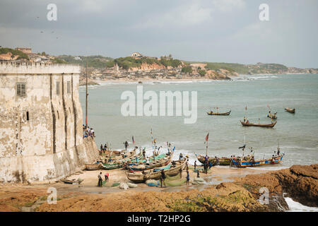 Fischer Vorbereitung Boote auf Cape Coast Castle, Cape Coast, Ghana, Afrika Stockfoto