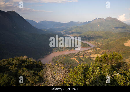 Karsk Gipfel und den Nam Ou Fluss von der Oberseite des Pha Daeng Peak Viewpoint, Nong Khiaw, Provinz Luang Prabang Laos, Südostasien Stockfoto