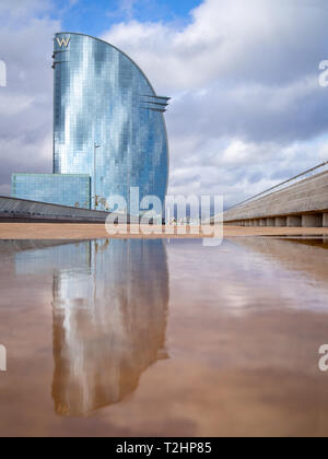 BARCELONA, SPANIEN - 13. MÄRZ 2019: W Barcelona Hotel (Alias Hotel Vela oder Segeln Hotel), Wasser Reflexion Stockfoto