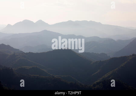 Antenne Perspektive der Berge vom Gipfel des Pha Daeng Peak Sicht gesehen, Nong Khiaw, Provinz Luang Prabang, Laos, Südostasien Stockfoto