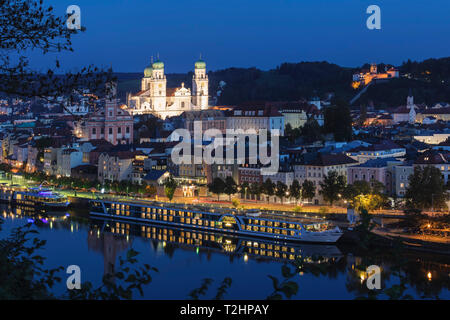 Stadtbild in der Nacht in Passau, Deutschland, Europa Stockfoto