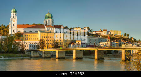 Der Stephansdom und die Veste Oberhaus in Passau, Deutschland, Europa Stockfoto