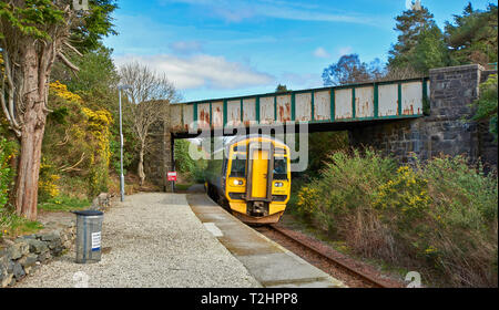 PLOCKTON WESTER ROSS SCHOTTISCHEN WESTKÜSTE SCOTRAIL ZUG NÄHERT SICH PLOCKTON STATION Stockfoto