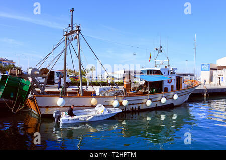 Fischerboot auf der Kaimauer im Hafen von Denia an der Costa Blanca, Spanien Stockfoto