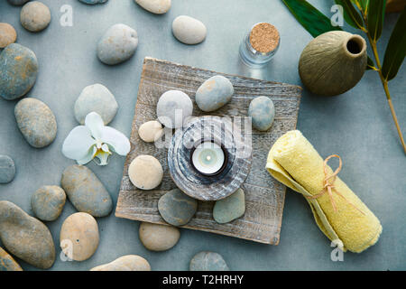 Spa und Wellness. Frische Handtücher mit Massage Steine. Spa Behandlung. Overhead flatlay Stockfoto