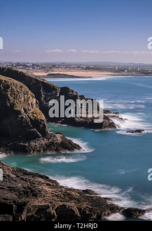 Dramatische Klippe Kanten im DInas Kopf an der nördlichen Küste, mit Boobys Bay Beach im Hintergrund, Cornwall, England, Großbritannien Stockfoto