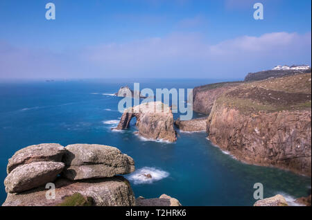 Dramatische Klippen, Meer Stacks und Enys Dodnan arch auf der schroffen nördlichen Küste, Lands End, Cornwall, Großbritannien Stockfoto