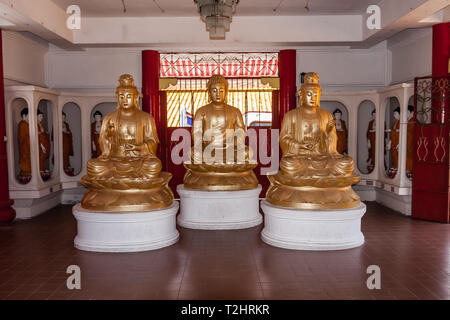 Drei sitzende Buddhas in der Kek Lok Si Tempel, in dem prunkvollen Buddhistischen Tempel, Insel Penang, Malaysia Stockfoto