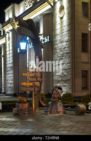 Skulptur von junge Dame mit Schirm am Bahnhof in Brest. Weißrussisch-polnischen Grenze. Weißrussland Stockfoto