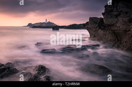 Sonnenuntergang auf godrevy Point Lighthouse, an der nördlichen Küste von Cornwall, England, Großbritannien. Stockfoto