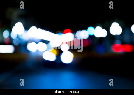 Abstrakte Ampel auf der städtischen Straße bei Nacht, abstrakte Bokeh, verschwommene Bewegung Stockfoto